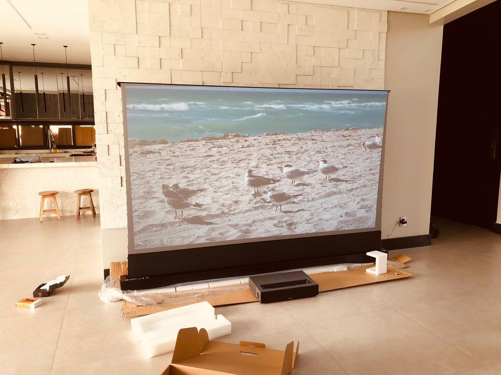 Home theater intelligent upgrade settings: Simultaneous Operation of Projector and Motorized Projection Screen
